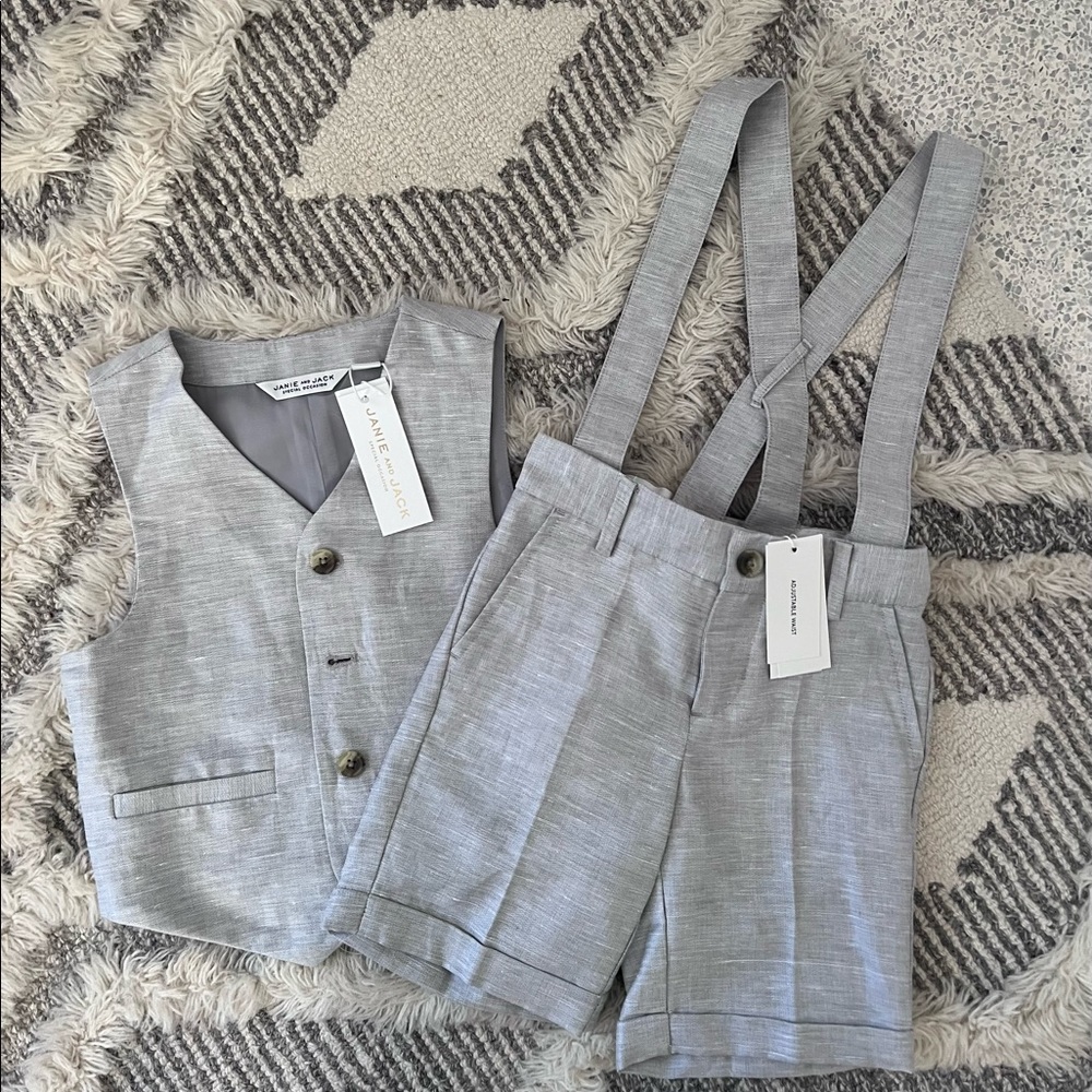 NWT Janie and Jack matching grey vest and short set. boys size 4